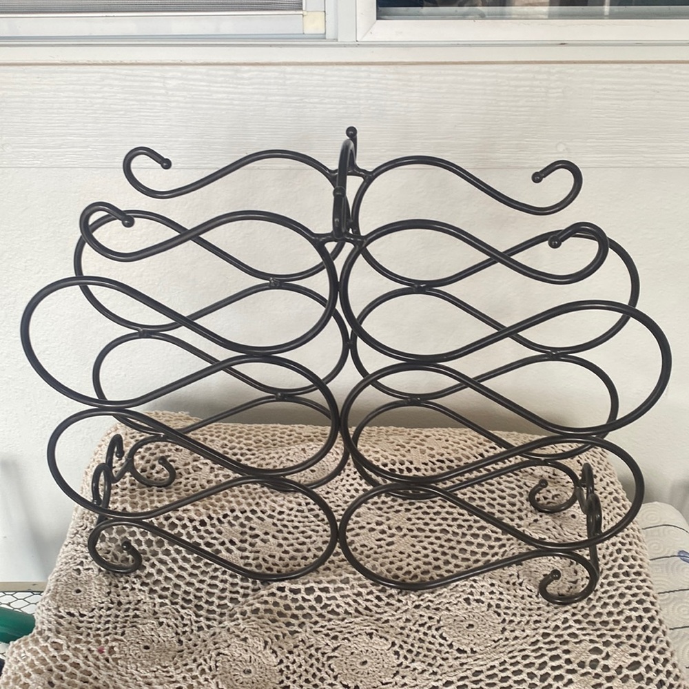 Beautiful Princess House Meridian wine rack holder.